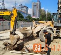 日逼黄片白丝美女日逼黄片高温下的坚守｜道路建设者用汗水铺就畅通路